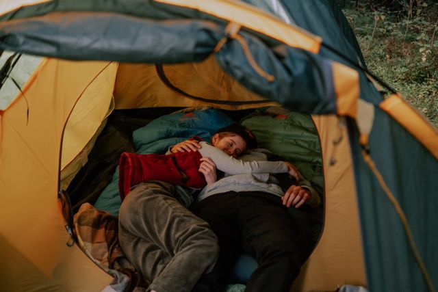 Tidur di tenda - Foto oleh cottonbro studio dari Pexels