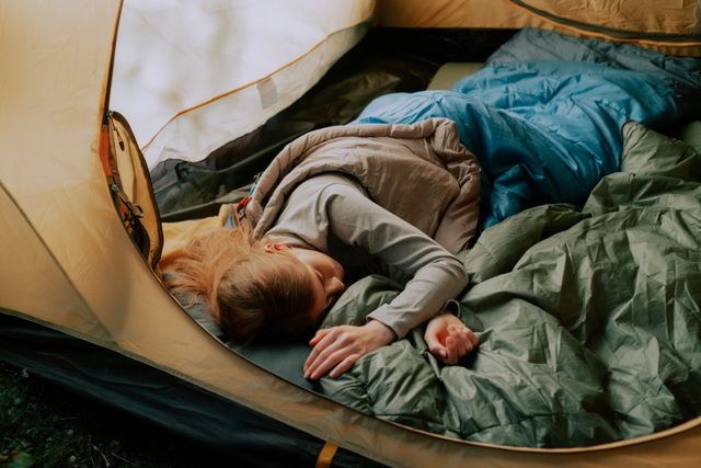 Tidur di tenda - Foto oleh cottonbro studio dari Pexels