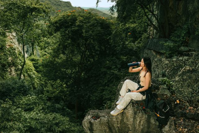 Wanita minum - Foto oleh HANUMAN PHOTO STUDIO🏕️📸 dari Pexels